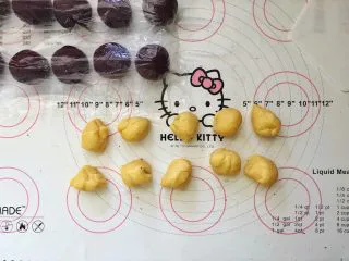爆浆紫薯仙豆糕,把面团分成10等份,大约每个18克。