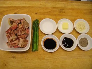 黑椒新西兰牛柳粒,原料:新西兰牛柳180克,芦笋3根,糖35克,老抽10克,蚝油15克,黑胡椒碎粒35克蒜蓉15克,黄油15克,盐5克。土豆泥100克