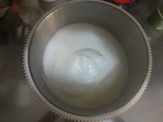 烘焙基础——戚风蛋糕,继续搅打,至蛋白体积膨胀至原来的两倍大,分两次加入剩下的细砂糖,蛋白会逐渐呈细腻状,会出现明显的纹路。