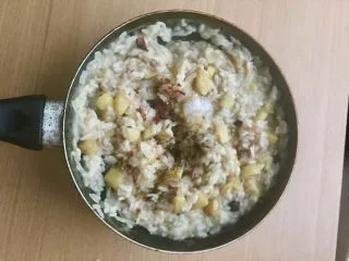 土豆苹果炖饭,加入1调料勺的盐，2调料勺的胡椒粉和辣椒粉，搅拌均匀。对了！喜欢葱花的这一步也可以放啦！