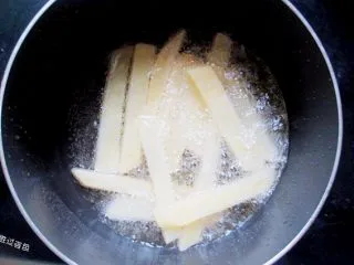 黑胡椒牛排，自制简单西餐,把晾干的土豆条，小火慢炸，土豆条在油锅里会翻滚着小泡泡