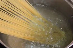 黑椒牛肉炒意粉,锅烧开水，放入意粉