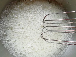 亚麻籽戚风蛋糕,用电动打蛋器低速打发至粗泡状。