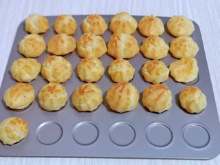 零失败~奶油泡芙 外酥内软吃出幸福甜蜜,戴上隔热手套取出烤盘,放旁边晾凉。