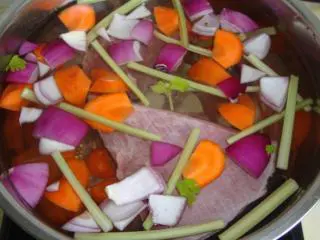 俄罗斯红菜汤,整块的牛肉用水洗一下,加白胡椒粒、适量洋葱块、胡萝卜块、芹菜段煮熟