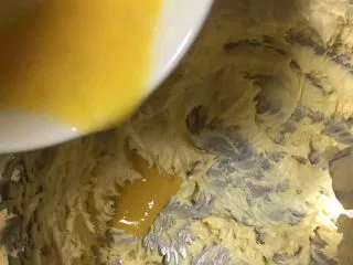 扁桃仁一口酥,鸡蛋液分两次加入,加入第一次搅打均匀后再加入第二次蛋液搅打均匀,黄油随着搅打变白体积膨大