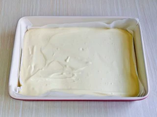 棉花蛋糕&不开裂不回缩方子,烤盘中垫一张油纸,再倒入蛋糕糊,刮平整。