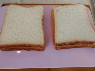 快手早餐&吐司鸡蛋烤火腿&小米粥,备好吐司片