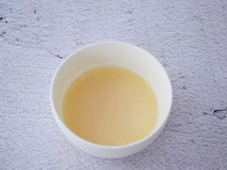 6寸KT猫奥利奥慕斯蛋糕,吉利丁粉加入50克纯牛奶搅拌均匀备用