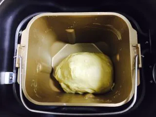 最爱面包➕新疆三果大列巴,面包机和好的面团，面团较干，不用出筋膜。和好的面团放在面包机里发酵。 