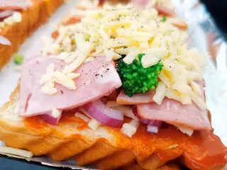 吐司培根披萨,再加上奶酪