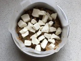 蓝莓秒芙蛋糕,将拌好的面糊装1/3到圆模，平铺一层奶油奶酪，奶酪块最好撕得再小一点😂