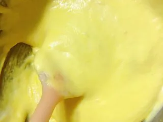 奶油奶酪戚风,搅拌好的状态,这次搅拌不太在意手法,搅拌均匀就行