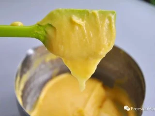 芋泥肉松泡芙,面团冷却到可触碰的温度,分三次加入蛋液,边倒边搅拌(每次都等面团完全吸收好蛋液后再倒入下一次)最终搅拌好的面糊,提起刮刀,面糊会自然落下,留下23㎝倒挂三角形