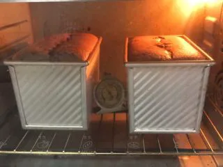 黑砖蜜豆吐司,10分后将网格拉出,要刀片划一刀。