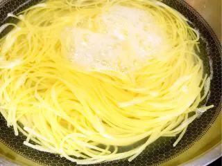 酸甜 & 辛辣 & 劲道 的意大利面,将面条拨散,持续加热8分钟。