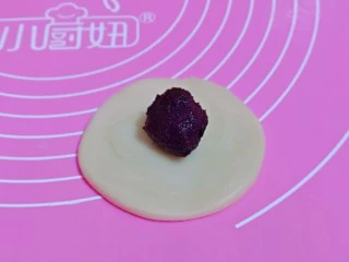 椰香桂花豆沙酥,用擀面杖轻轻的擀圆皮，包上桂花豆馅。