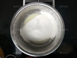 唐草彩绘蛋糕卷,筛入低筋面粉,搅拌均匀。