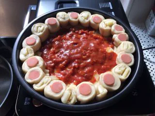 这样吃披萨才爽——重芝士火腿边披萨,然后涂上番茄酱