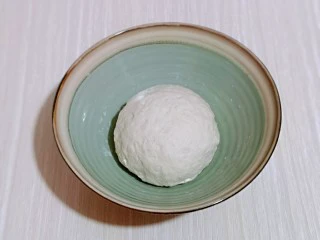 披萨新吃法~奥尔良鸡丁披萨,再揉成面团,盖上保鲜膜进行发酵。