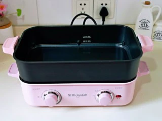 牛排芦笋盖意面,利用这时间将芦笋焯水,锅中加入适量水烧开。