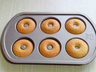 烘焙小白必做～萌狗甜甜圈,取出烤好的甜甜圈。