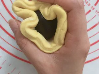 卡通果蔬馒头-小蜜蜂,用手把面皮封口