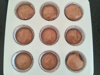 最“柔软”纸杯蛋糕☕—爆浆巧克力,面糊倒入杯子八分满。(配方的量是十个，但我是九连模具。剩下的我用硬纸杯蛋糕烤啦。)