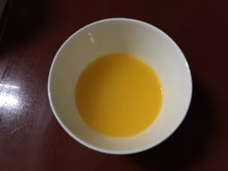 百香果冻芝士蛋糕,切开新鲜的百香果,隔渣取100克果汁(约4个大百香果)