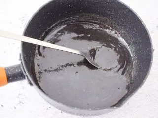 黑芝麻慕斯蛋糕,放至炉上小火加热至吉利丁片融化,晾凉备用