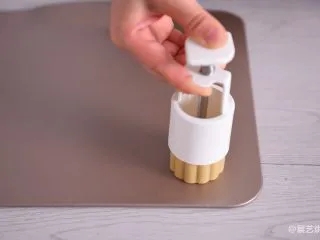 【烘焙配方】经典广式月饼,再提起月饼模,将压好的饼胚在烤盘上轻轻的推出来