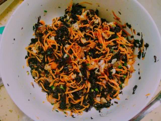 紫菜光饼,也叫福州肉烧,混合均匀放一旁备用