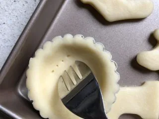 可爱圣诞帽子塔,用叉子叉小孔,以免烤的时候鼓包