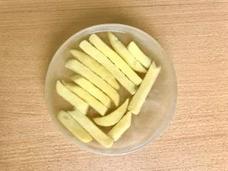 薯条的N种吃法,将薯条(土豆棍)放水里刷刷淀粉,市售薯条要轻点刷;刚切好的土豆棍请尽情蹂躏!