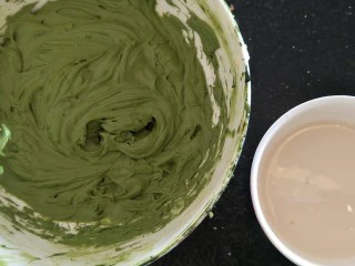 抹茶奶酪慕斯核桃布朗尼（8寸）,把热牛奶（吉利丁）溶液，加入刚刚打好的抹茶奶油中。