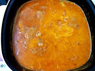 冬阴功海鲜汤or火锅,加入椰浆,挤入青柠汁,冬阴功火锅汤底就完成了。开始涮自己喜欢的各种食材吧,别忘了最后来碗汤才是精华哦。