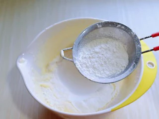 烘焙小白必做～萌狗甜甜圈,筛入低筋面粉。