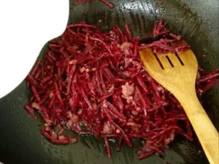 甜菜头炒肉末-甜菜头吃法之二,下甜菜头翻炒均匀后，加一点水大火焖5分钟。 