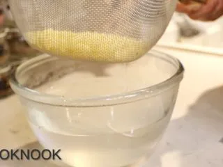 起司螃蟹通心粉,取出通心粉沥干水 淋上盐、黑胡椒适当调味 置旁备用