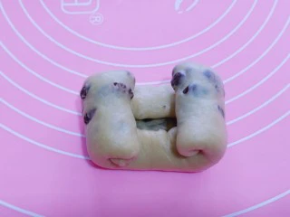 红豆日式咖啡面包卷,从两端往中间卷,如图!