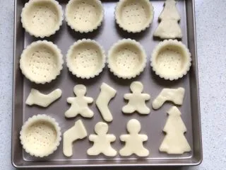 可爱圣诞帽子塔,摆入烤盘中,我做了2份,模具不够,做了些小可爱