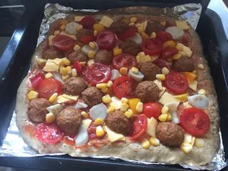 披萨就要自己在家才爽——— 杂锦芝士披萨,现在就可以摆放肉丸（肉丸对半切）、汆水煮熟的鸡腿菇、汆水煮熟玉米粒、切片小番茄、百吉福芝士片、红灯笼椒、黄灯笼椒等