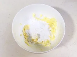 猕猴桃造型饼干,黄油切块软化，搅打散开或用刮刀轻轻按压开，加入糖粉。