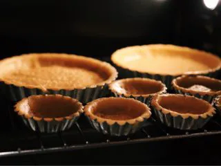 #春日烘焙教室# 草莓塔,放进烤箱烤二十分钟