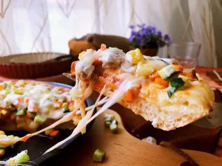 秘制芝心卷边披萨,取一块儿，芝士拉丝。