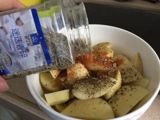 这样吃土豆必须躲起来吃——烤薯角,加入迷迭香粉