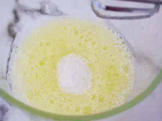 香葱肉松蛋糕卷,加入白糖，白糖分三次加入，打发至湿性发泡