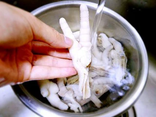 ~泡椒凤爪~,煮好过凉水反复冲洗，冲到没油花。时间充足可以冰水泡一小时，为了口感更Q更脆，我没有泡，我没时间😂