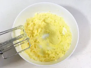 猕猴桃造型饼干,先用电动打蛋器搅几下，然后搅打至略微蓬松，颜色偏白。