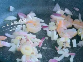 南瓜海鲜意面,锅中倒少许油,将洋葱炒出香味,放入虾仁、墨鱼仔,炒2分钟。 >>西餐中洋葱经常看到,在这里起到去腥增香作用。